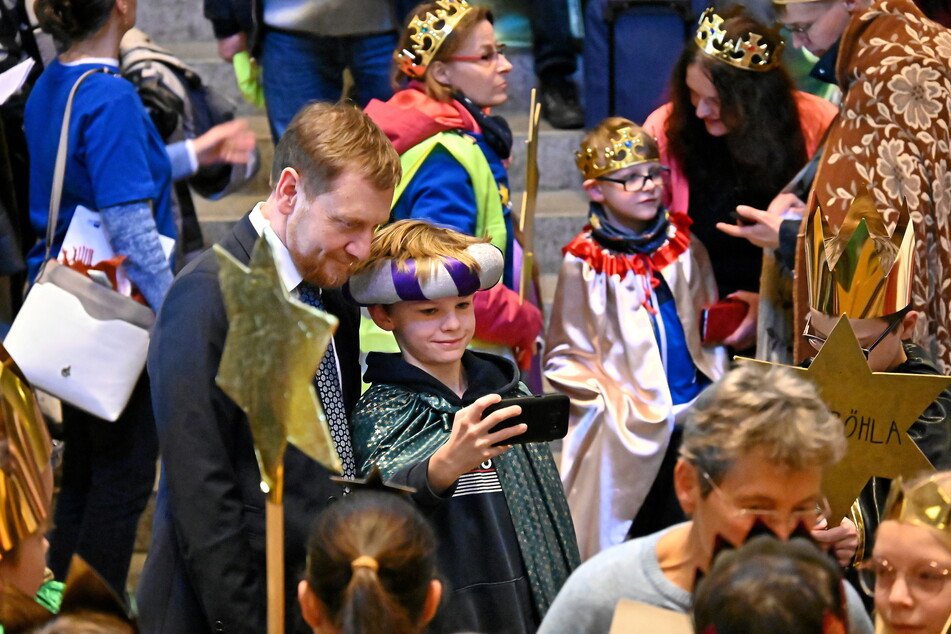 Ein "König" fasst die Gelegenheit für ein Selfie mit Ministerpräsident beim Schopf.
