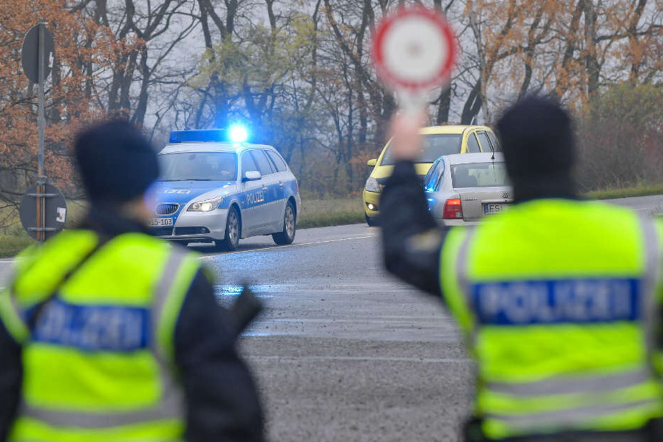 Zwei Beamte der Bundespolizei sichern während einer Kontrolle einen Rastplatz an der Autobahn 12. Am selben Tag findet entlang der deutsch-polnischen Grenze im Land Brandenburg mehrere Großkontrollen zu illegalen Einreisen nach Deutschland statt.