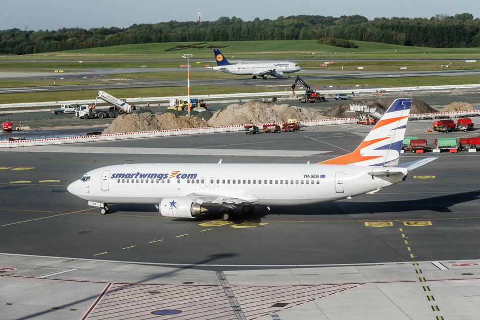 Ein Smartwings-Flugzeug steht auf dem Vorfeld des Flughafens Hamburg.