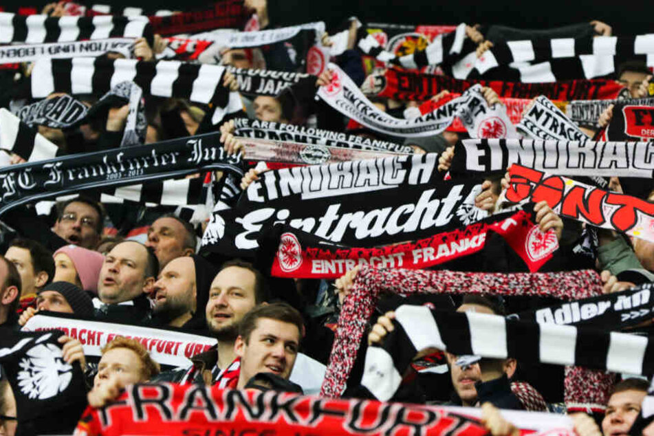 Die Fans von Eintracht Frankfurt (Archivbild) können sich freuen: Am 16. August beginnt die Bundesliga.