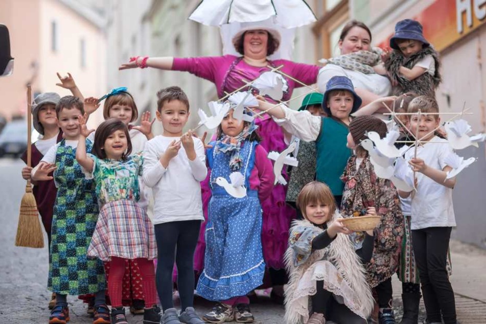 Die Kinder der Igel-Gruppe der Kita „Waldzwerge“ geben eine märchenhafte
Vorstellung von „Drei Haselnüsse für Aschenbrödel“.