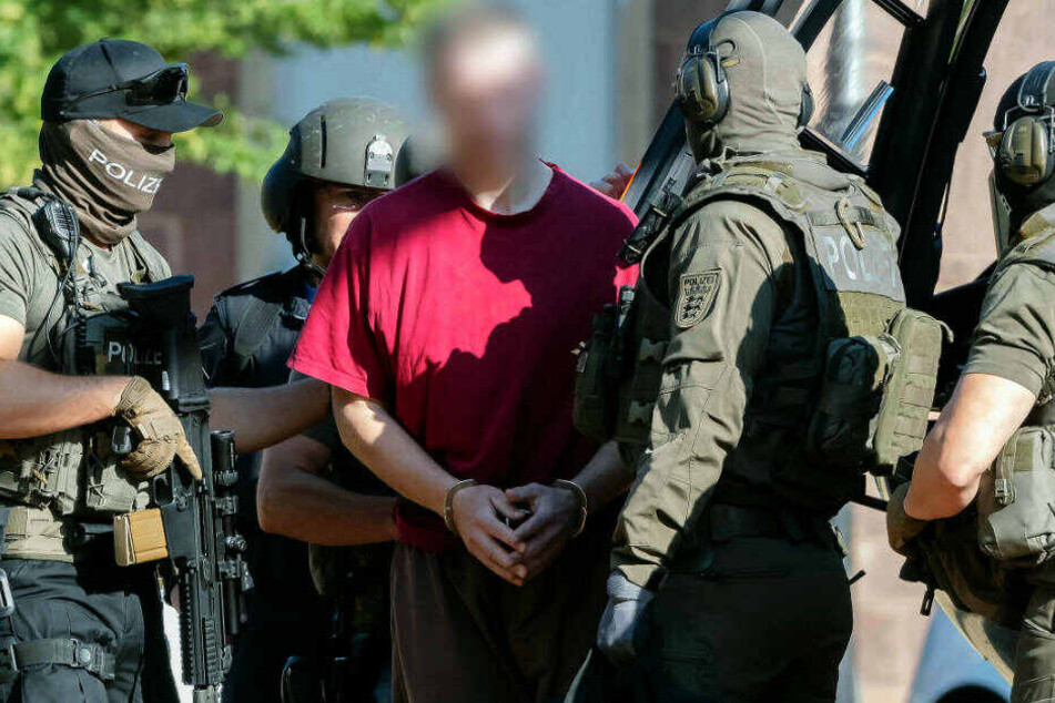 Stephan E., Tatverdächtiger im Fall des ermordeten Kasseler Regierungspräsidenten Walter Lübcke, wird von einem Hubschrauber zum Bundesgerichtshof gebracht.