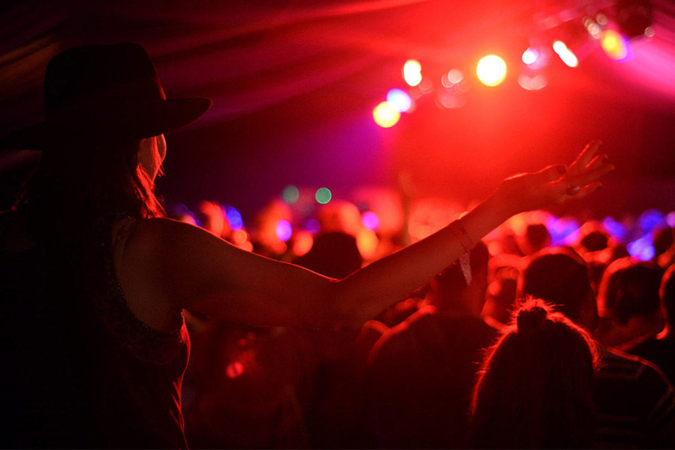 Eine illegale Technoparty mit rund 300 Teilnehmern wurde am Samstag in Züllsdorf (Brandenburg) von der Polizei aufgelöst (Symbolbild).