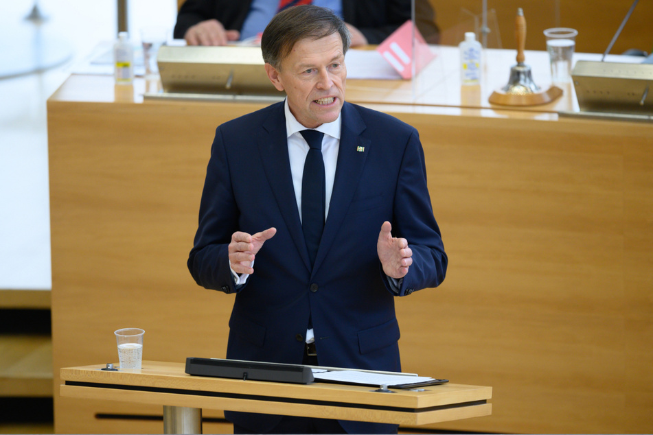 Dresden: Matthias Rößler (CDU) spricht bei einer Landtagssitzung im Plenum.