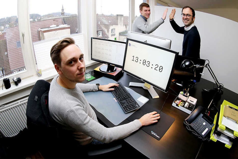 Lasse Rheingans (r.) führte bei seiner Agentur einen Fünf-Stunden-Tag ein.