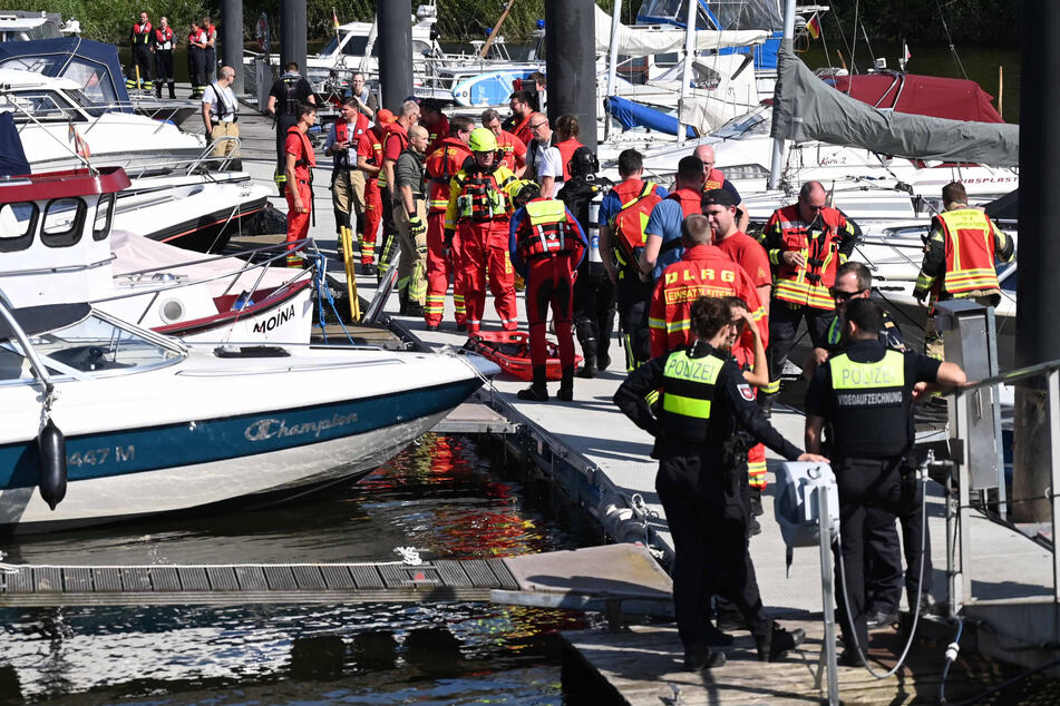 Im Hafen des Bootsclubs Drage wurde am heutigen Montag die Leiche eines Mannes entdeckt. Zuvor hatten zahlreiche Einsatzkräfte nach dem Vermissten gesucht.