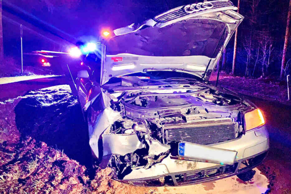 Das Bild des kaputten Audis lässt Schlimmeres erahnen. Doch laut der Polizei ging die Sache recht glimpflich aus.