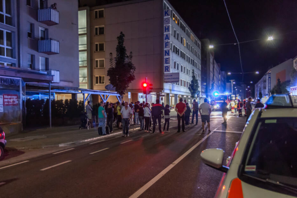 Während des Feuerwehreinsatzes wurde das Mehrfamilienhaus, sowie ein angrenzendes Gebäude evakuiert. Eine 69-jährige Bewohnerin erlitt eine leichte Rauchgasvergiftung.