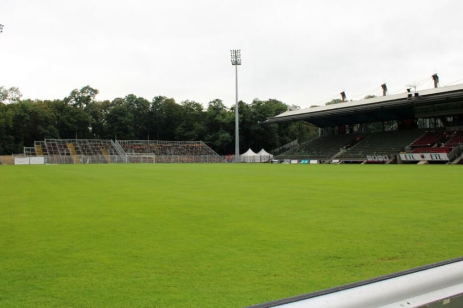 Im Sportpart Höhenberg ist nach dem Bau der Südtribüne jetzt Platz für 10.001 Zuschauer.