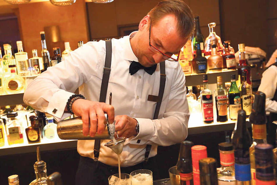 In der „meatery“-
Bar mixt Markus Leike
einen Longdrink mit
„Juniper Jack“-Gin.