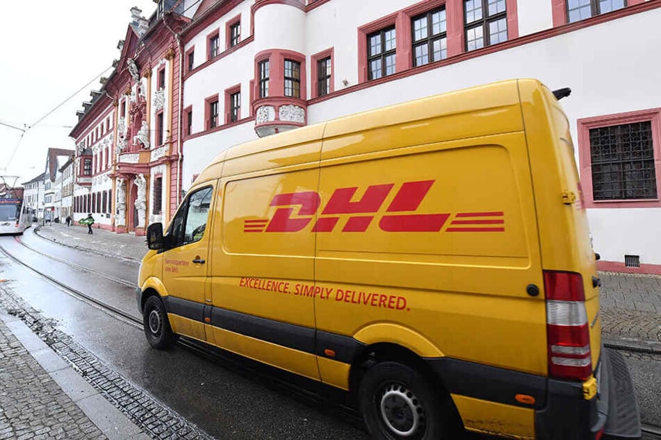 Ein verdächtigtes DHL-Paket legte kurzzeitig die Darmstädter Innenstadt lahm (Symbolbild).
