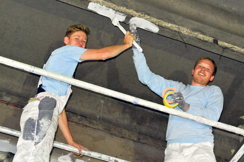 Drinnen wird schon gemalert: Jonas (18) und Markus Müller (26) bringen Farbe 
an die Wände.