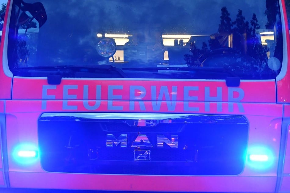 Alarmierte Feuerwehrleute löschten den Brand in Wahlendow (Vorpommern-Greifswald), wobei ein Mensch starb. (Symbolbild)