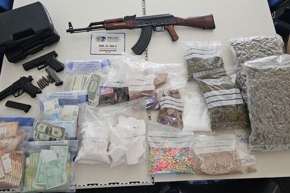 Bei einer Durchsuchung in Troisdorf stellte die Polizei kiloweise Drogen, mehrere Waffen, Munition und Bargeld sicher.