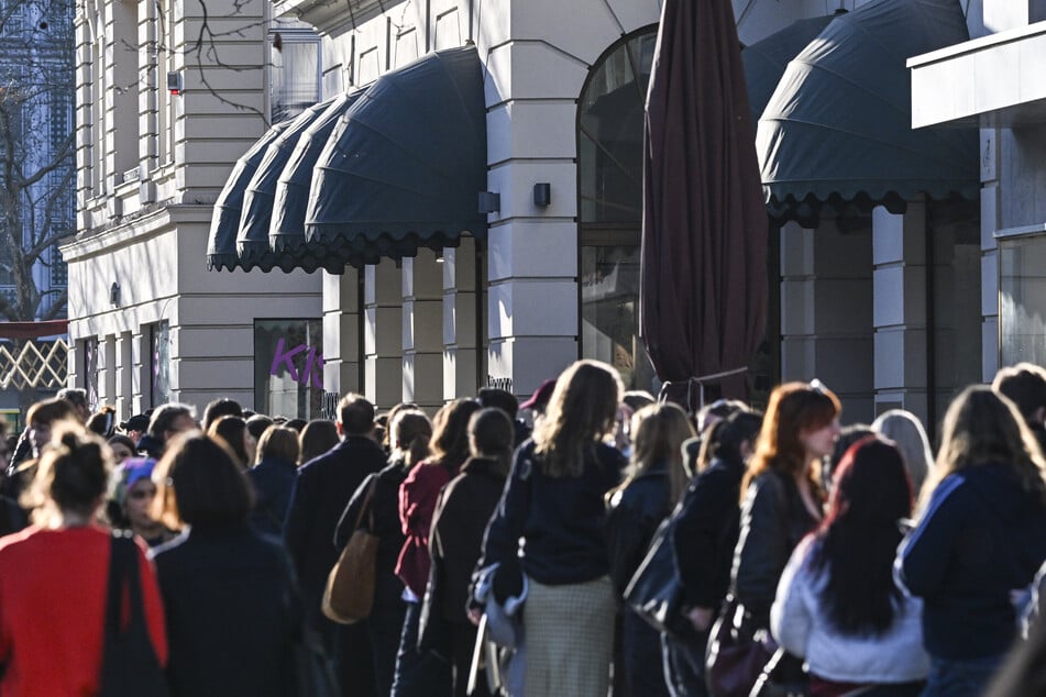 Hunderte Fans pilgern zu Eröffnung von Pop-up-Store für Harry Styles