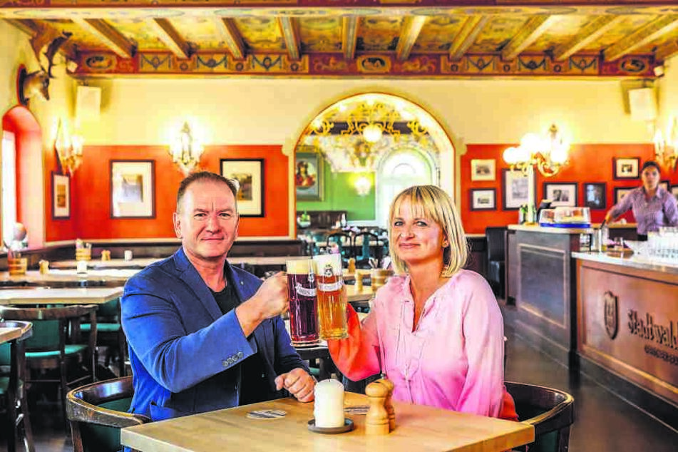 Das Wirtspaar Janet (46) und Maik Kosiol (52) stoßen auf die Eröffnung des "Stadtwaldschlösschens" im "Italienischen Dörfchen" an.