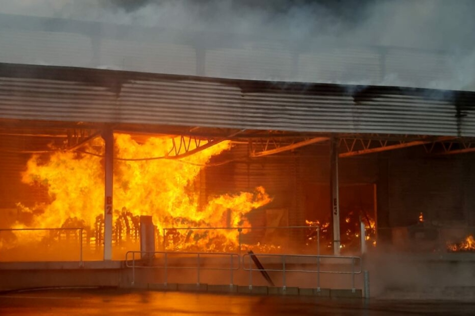 Die Halle brannte in voller Ausdehnung.