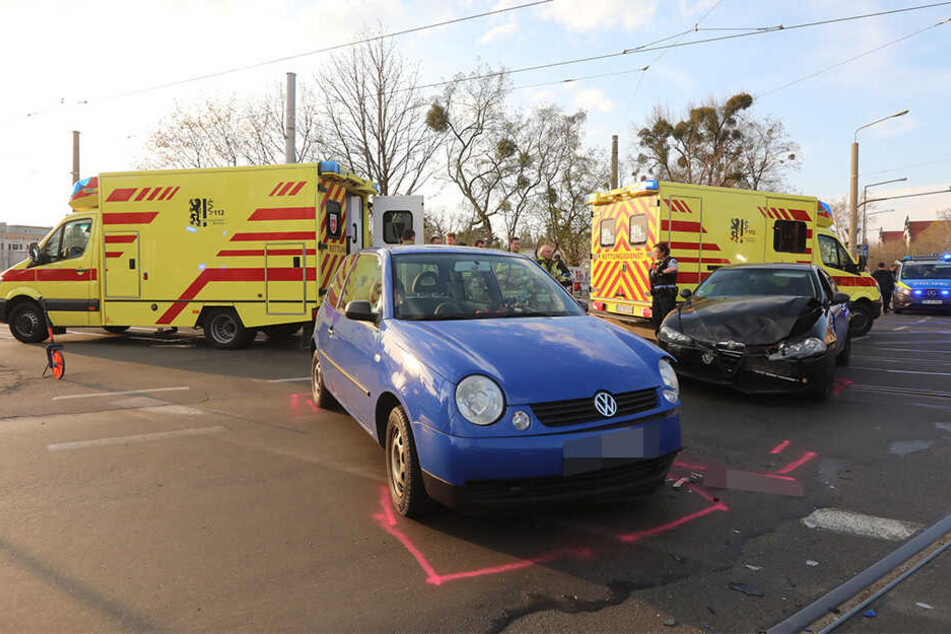 Der Rettungsdienst war im Einsatz. Beide Fahrzeuge standen nach der Kollision auf der Fahrbahn.