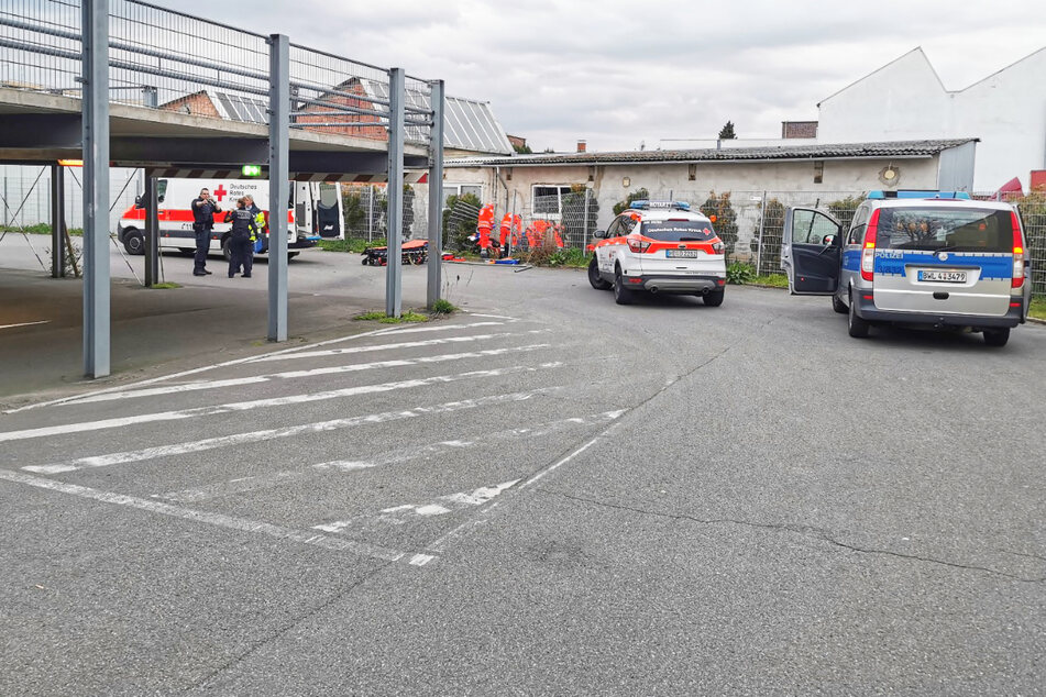 Die Rettungskräfte mussten den Mann (21) nach dem heftigen Unfall in Heidelberg zur Behandlung in ein Krankenhaus bringen.
