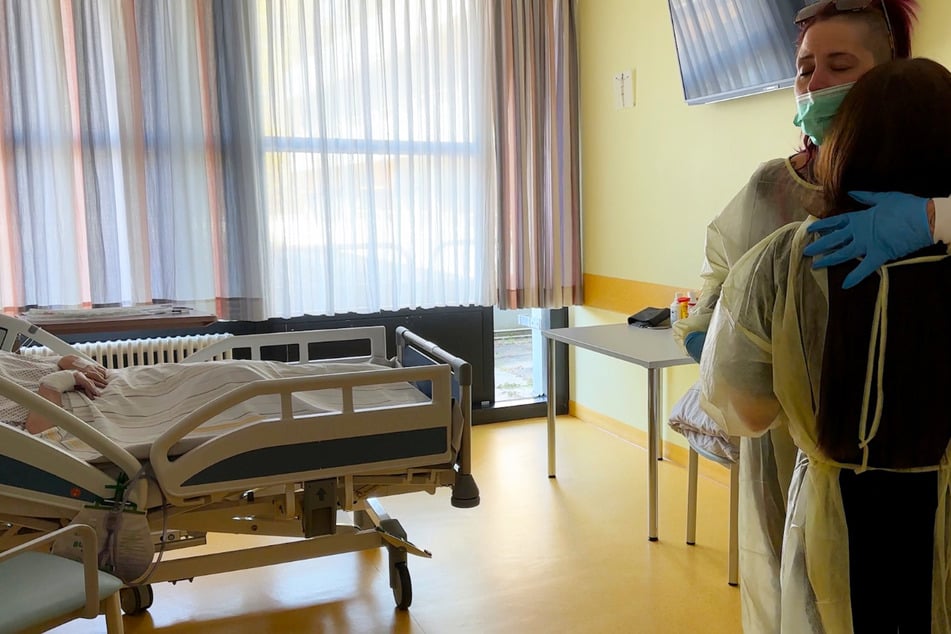 Doris' Tochter und ihre Enkelin, die bei ihr aufwuchs, müssen sich von ihrer Mama und Oma verabschieden.