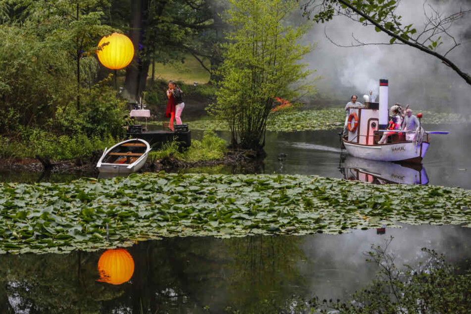 Tom Roeder inszenierte auf dem Teich nahe der Brockhausstraße "Das Schiff der Träume".