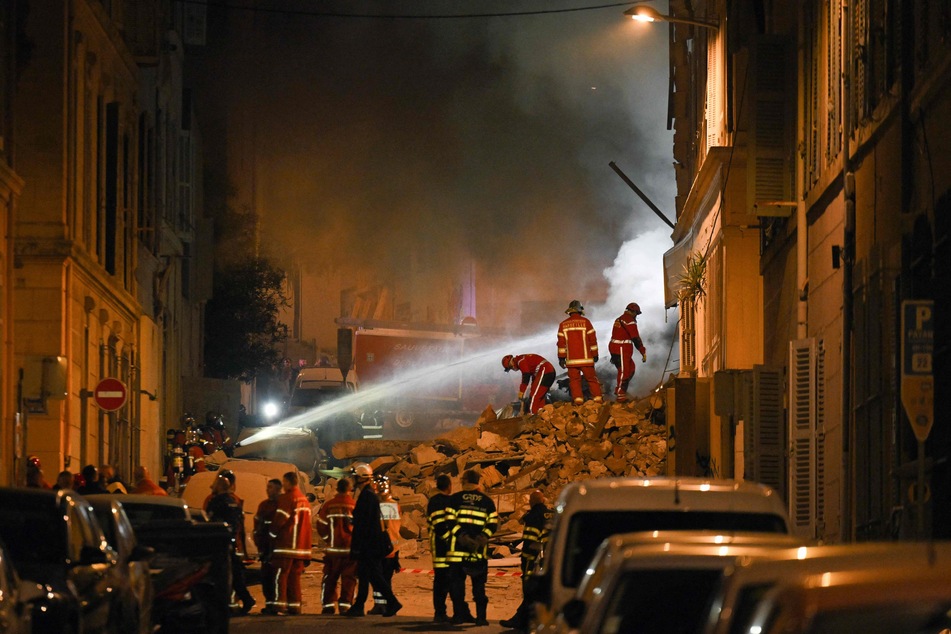 Haus in der Nacht eingestürzt: Berichte über Explosion, Bangen um Menschen unter Trümmern