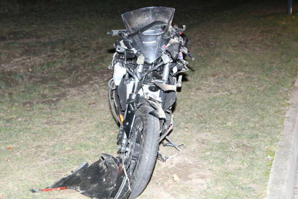 Der Motorradfahrer wurde bei dem Unfall schwer verletzt.