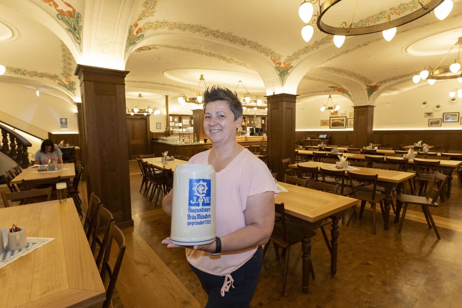 Pächterin Mary Berger, die am Dienstag ihren 53. Geburtstag feiert, zeigt stolz den neuen "Augustiner Keller".