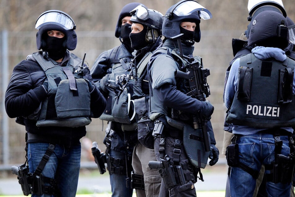 Das Sondereinsatzkommando der Polizei nahm in Köln einen mutmaßlichen Randalierer fest. (Symbolbild)