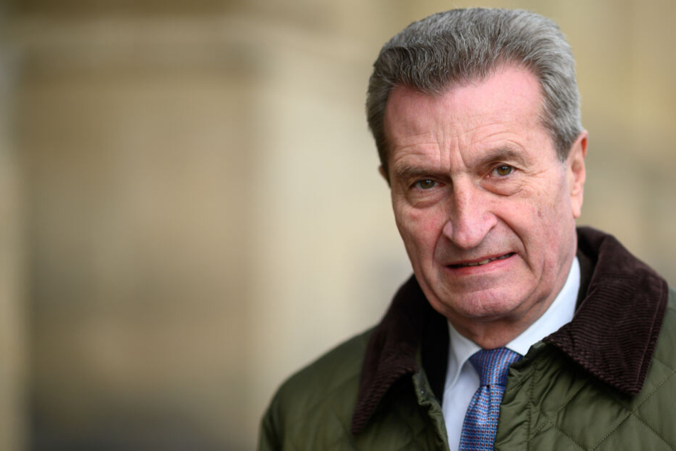 Günther Oettinger (66, CDU), ehemaliger EU-Kommissar und ehemaliger Ministerpräsident des Landes Baden-Württemberg, steht in der Stuttgarter Innenstadt vor dem Königsbau.
