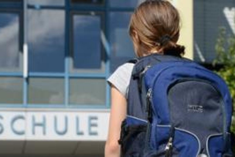 Das Mädchen konnte nicht in die Schule rein, da sie zu hatte. Doch ihre Eltern waren schon weg. (Symbolbild)