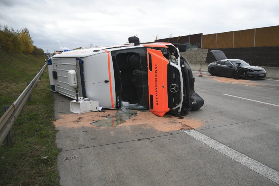Rettungswagen rammt Porsche und kippt um: A6 gesperrt