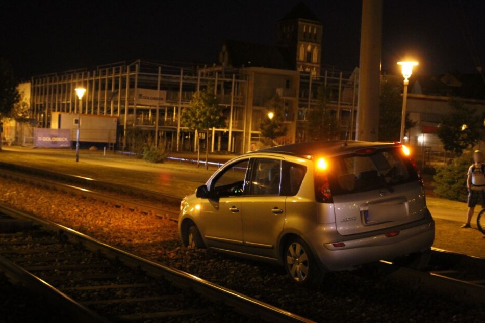 Vermutlich hatte er die Gleise mit der Straße verwechselt.