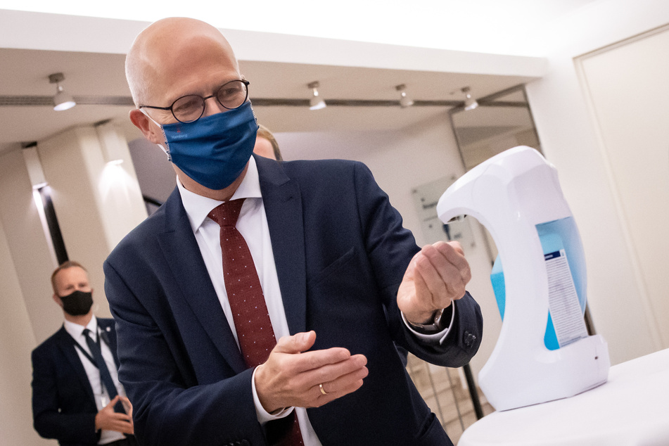 Peter Tschentscher (SPD), Erster Bürgermeister in Hamburg, desinfiziert sich die Hände vor einer Pressekonferenz zur Vorstellung einer Corona-Kampagne in der Handelskammer.