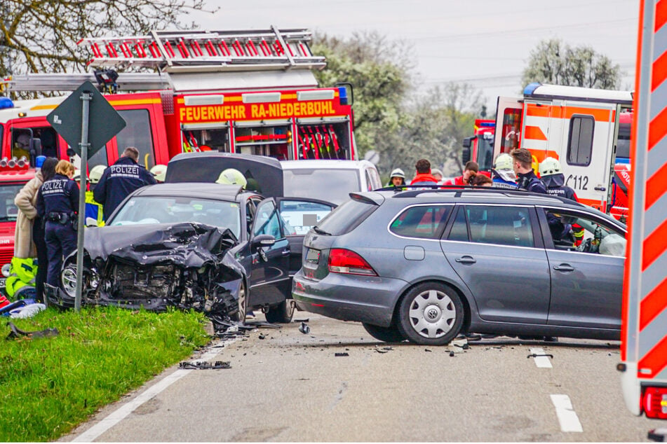 Bei dem folgenschweren Unfall auf der L77 im Landkreis Rastatt wurden am Samstagabend sechs Menschen verletzt.