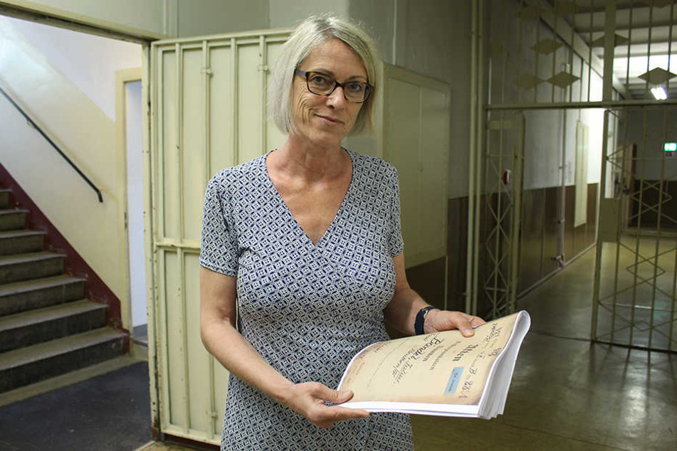 Silke Klewin, Gedenkstätten-Leiterin im ehemaligen Stasi-Knast, mit der Aktes eines der Nazi-Opfer, die in Bautzen leiden mussten.