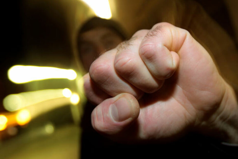 Die Täter schlugen das Opfer ins Gesicht. (Symbolbild)