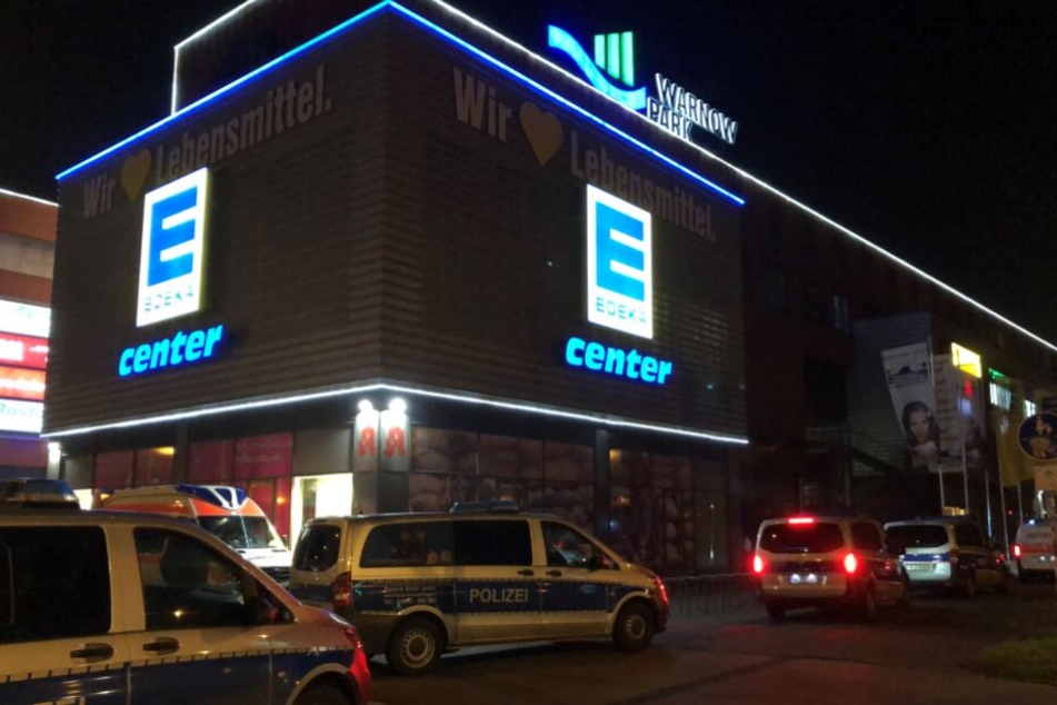 Mehrere Streifenwagen rücken an dem Einkaufscenter an.
