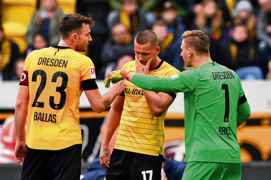 Florian Ballas (l.), René Klingenburg und Torwart Kevin Broll diskutieren. Kapitän Ballas hatte selbst vorm 0:1 nicht gut ausgesehen.