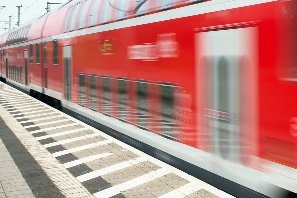 Die Polizei ermittelt nach einem Zwischenfall in einem Regionalexpress von München nach Freising. (Symbolbild)