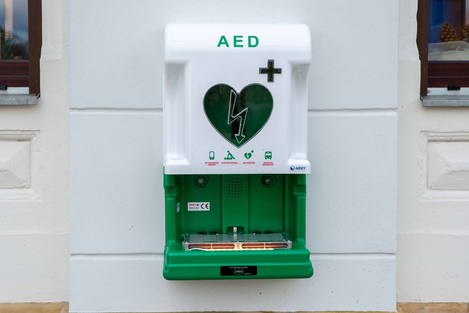 Der Defibrillator befand sich vor dem Haus und war öffentlich zugänglich.