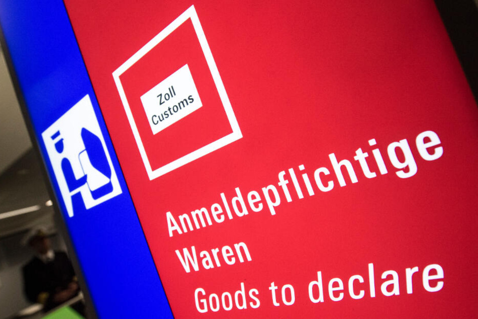 Das Paar versuchte die Zigaretten durch die anmeldefreie Zone zu schmuggeln (Symbolfoto).