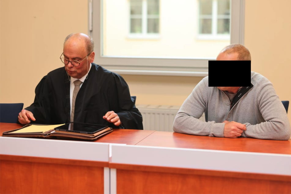Rechtsanwalt Stefan Costabel und der Angeklagte Marcel F. (47) beim Prozess vor dem Amtsgericht in Leipzig am Montag.