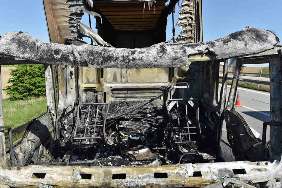 Die Fahrerkabine des polnischen LKW brannte komplett aus.