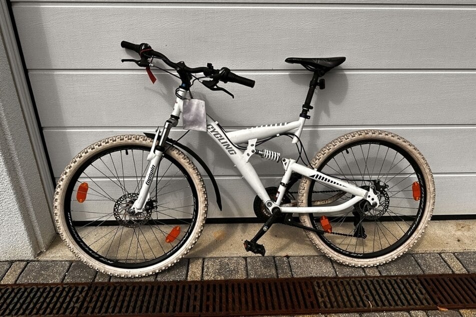 Weißes Mountainbike "Filly KS Cycling", Fundort: Straße des Friedens in Hoyerswerda, Ende Mai 2026