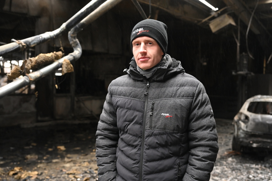 Schwerer Schlag zum Jahresstart: Dominik Fugel (26) in der ausgebrannten Werkstatt.