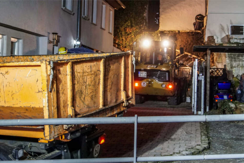 Mit schwerem Gerät waren die Einsatzkräfte vor Ort.