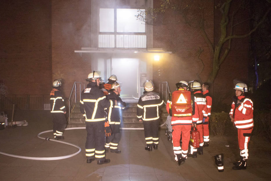 Bei Eintreffen der Feuerwehrleute drang dichter Qualm aus dem Gebäude in Hamburg-Eimsbüttel.