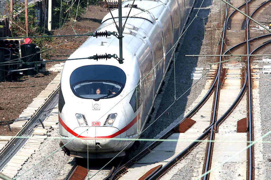 Der Zug blieb während der Fahrt liegen. Ein Versuch, ihn abzuschleppen, scheiterte. (Symbolbild).