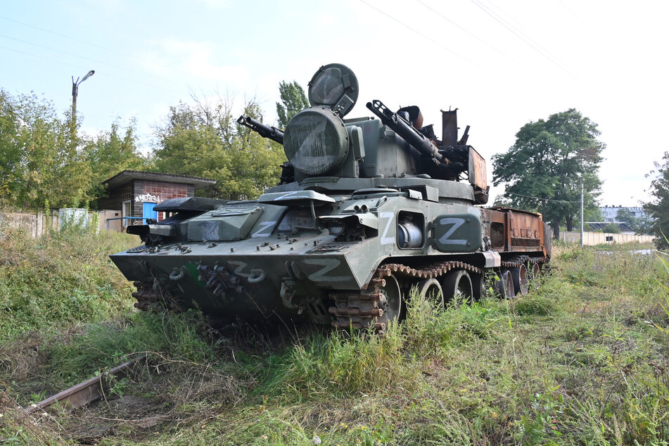 Bei ihrer überstürzten Flucht aus der Oblast Charkiw, ließen die Russen viel Militärtechnik zurück: Hier ein zerstörter russischer Flakpanzer vom Typ 2K22 Tunguska.